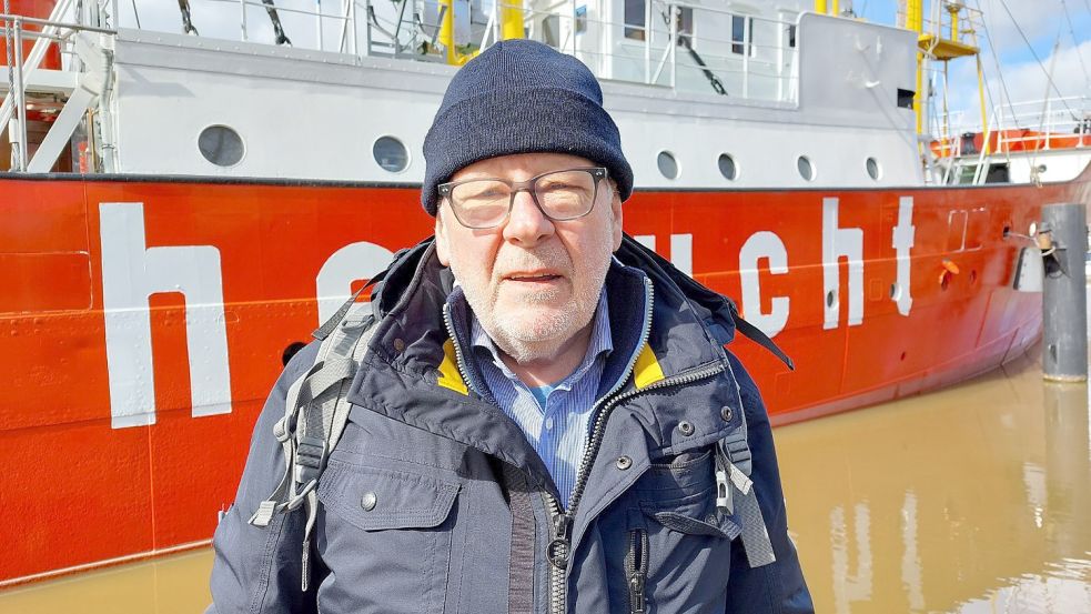 Heinz-Günther Buß vor dem Museumsfeuerschiff "Amrumbank/Deutsche Bucht" sagt ganz klar: Die Stadt könne es sich nicht leisten, auf ihre Museumsschiffe zu verzichten. Foto: Hanssen