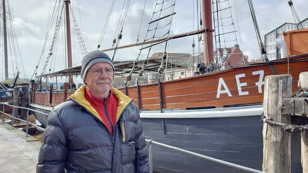 Bertram Meyer ist stellvertretender Vorsitzender des Trägervereins für den Museums-Heringslogger "AE7 - Stadt Emden". Foto: Hanssen