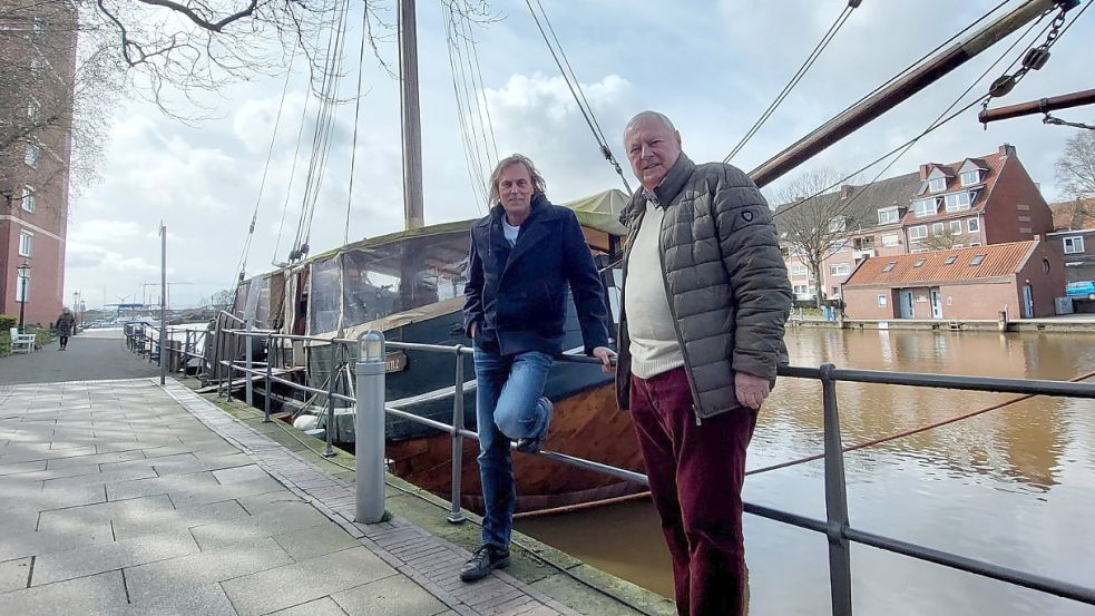 Martin Saehrig (links) und Alfred Marahrens vor der Tjalk "Anne". Foto: Hanssen