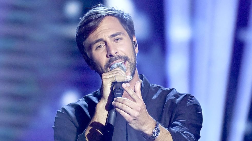 Max Giesinger wird im Juli live am Borkumer Nordstrand singen. Foto: Schmidt/DPA