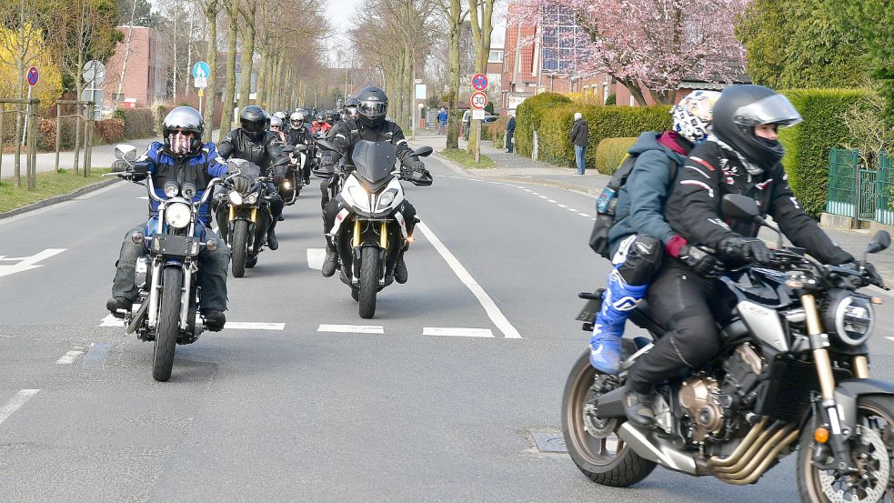 Es gibt viele Motorräder in Ostfriesland und deren Fahrer sind schon heiß auf die neue Saison. Das Foto entstand beim Motorrad-Korso für die Ukraine vor knapp zwei Wochen in Emden. Foto: Wagenaar/Archiv