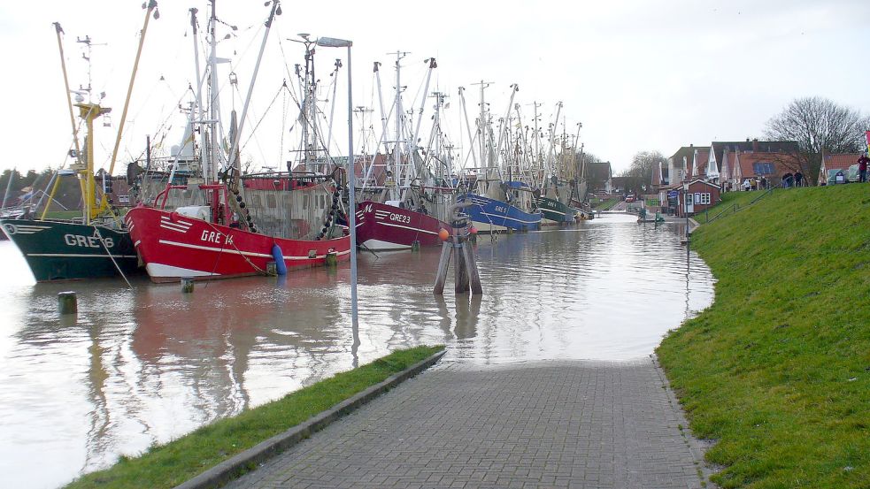 Am 6. Januar 2012 hieß es im Greetsieler Hafen „Land unter“. Archivfotos: Privat