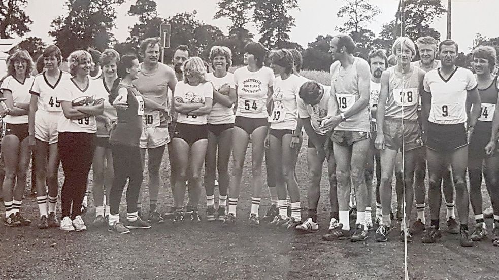 Sonja Louwers (Zweite von links, Nummer 45) – ehemals Janssen – war bei der Ossiloop-Premiere im Jahr 1982 dabei. Mit Johannes Janssen aus Burhafe (14. von rechts, zwischen Startnummer 28 und 9) startete damals ein zweiter Janssen.Foto: Privat
