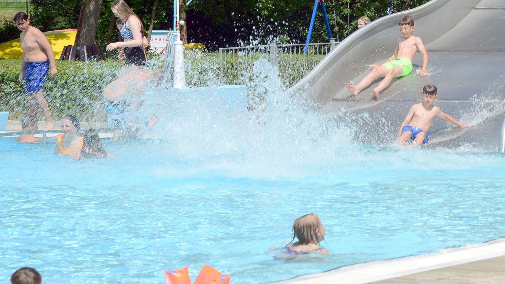 Bald können Kinder im Van-Ameren-Bad wieder ins Wasser rutschen. Die Betreiber freuen sich die erste vollständige Saison nach zwei Corona-Jahren, hoffen auf viele Gäste und viel Sonne. Foto: F. Doden/Archiv