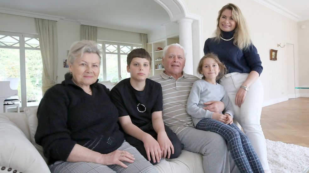 Olga Kolchkova (rechts) mit ihren Eltern Nina Kolchkova (links) und Viacheslav Kolchkov (Mitte) sowie ihrem Neffen Egor Bieliaiev (11) und ihrer Nichte Veronica Bieliaieva (6). Foto: Böning
