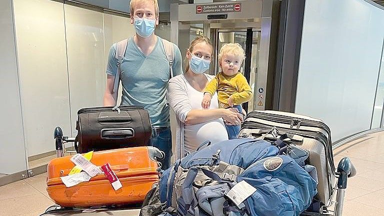 Bernhard Kroon und seine Frau Nele waren froh, dass sie mit Söhnchen Finn einen Flug in die Heimat bekommen haben. Foto: Privat