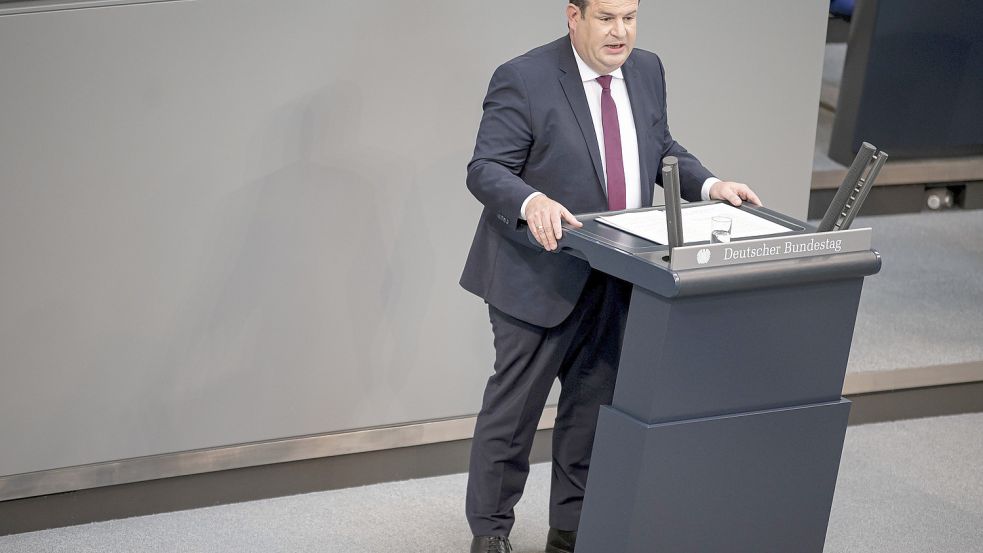 Bundesarbeitsminister Hubertus Heil (SPD) am Rednerpult des Bundestages. Foto: dpa/Fabian Sommer