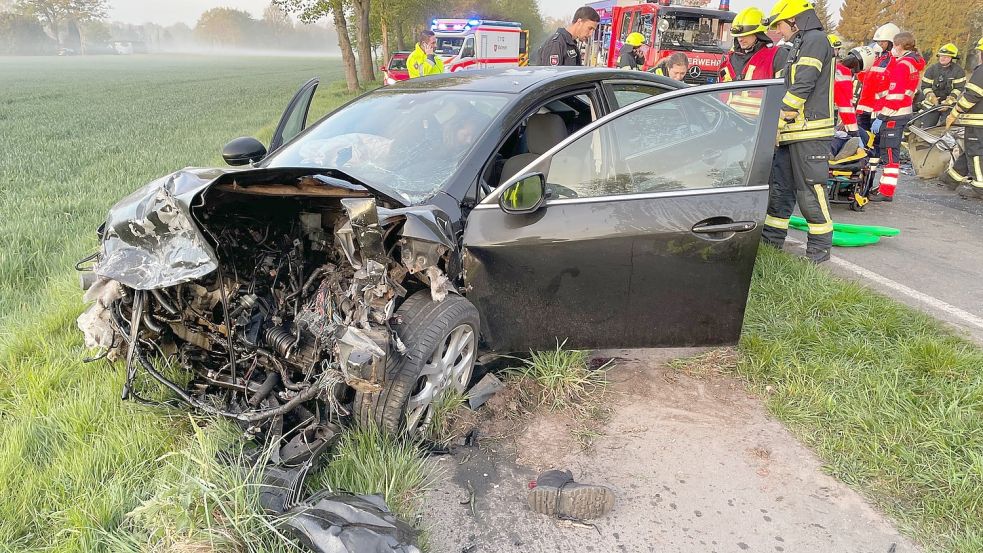 Zwei Autos sind bei einem Unfall frontal zusammengestoßen.