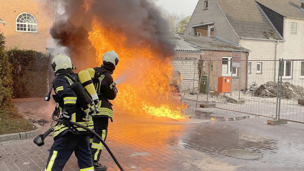 Als die Einsatzkräfte eintrafen stand der Anhänger bereits in Vollbrand. Foto: Feuerwehr