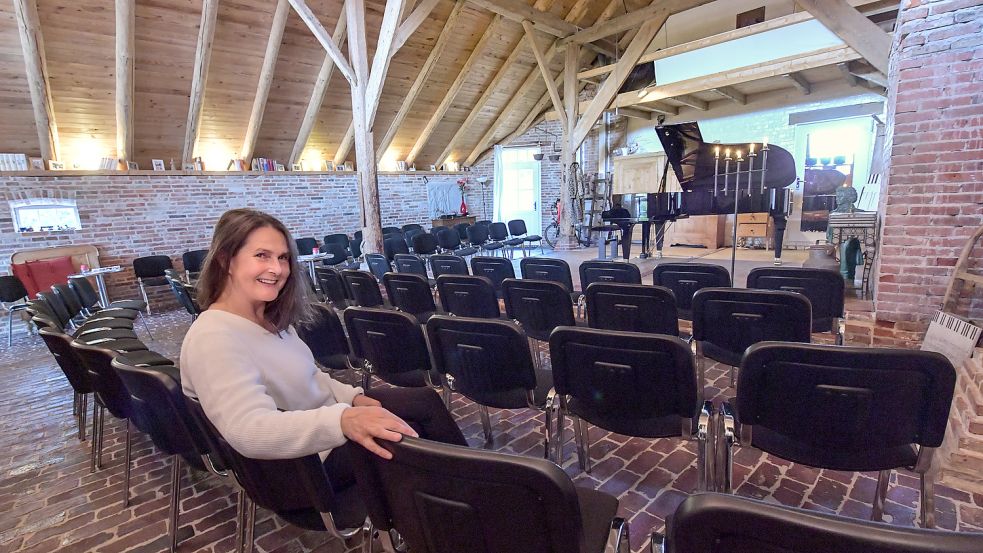 Kathrin Haarstick hat schonmal Platz genommen. In der alten Scheune richtet sie regelmäßig Konzerte für bis zu 100 Besucher aus. Foto: Privat