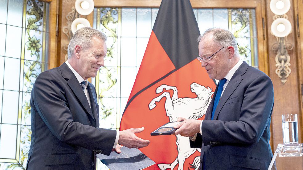 Christian Wulff (links, CDU), ehemaliger Ministerpräsident von Niedersachsen und früherer Bundespräsident, wurde vorige Woche von Ministerpräsident Stephan Weil (SPD) mit der Landesmedaille ausgezeichnet. Weil will Gerhard Schröder diese Auszeichnung vorerst nicht entziehen. Foto: Moritz Frankenberg/dpa