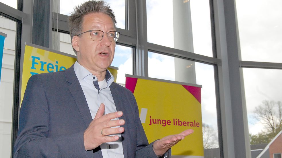 Spitzenkandidat Stefan Birkner sprach am Sonnabend auf dem Bezirksparteitag der FDP in Aurich. Fotos: Luppen