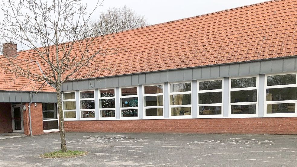 Das seit 2016 leerstehende Schulgebäude in Burlage könnte künftig zur Kita umgebaut werden, wenn es denn geeignet sei sollte. Foto: Radtke