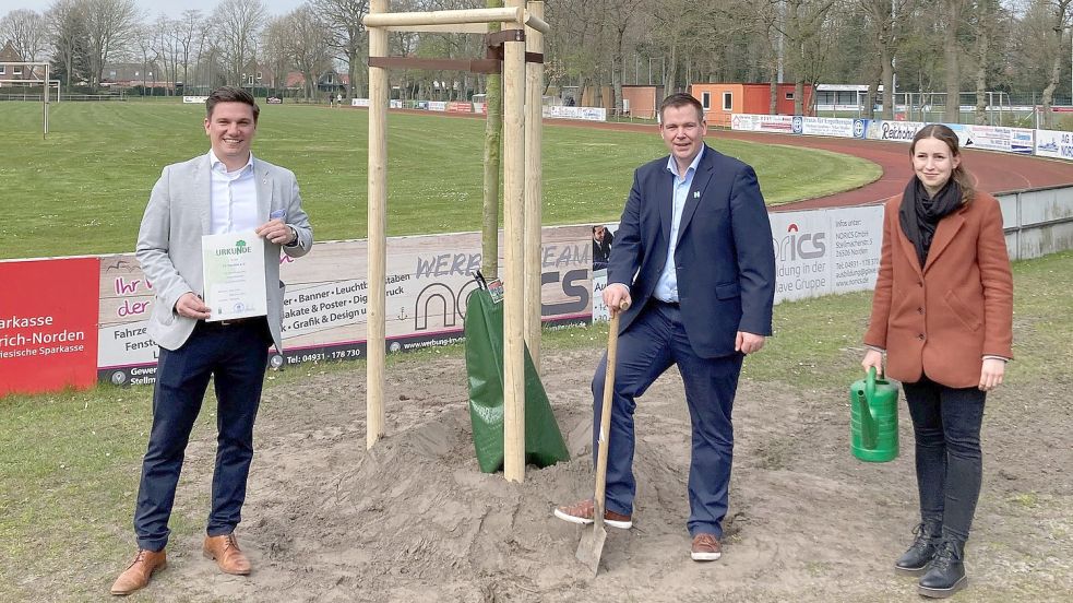 Auch der FC Norden beteiligte sich kürzlich an der Aktion Bürgerbaum: Jelto Müller vom Verein (links), Bürgermeister Florian Eiben und Tina Walther pflanzten den Baum am Sportplatz. Foto: Meijer