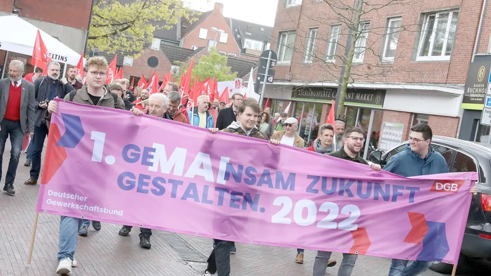 Der Demonstrationszug zum „Tag der Arbeit“ führte unter anderem am Neuen Markt in Emden entlang. Foto: Hock