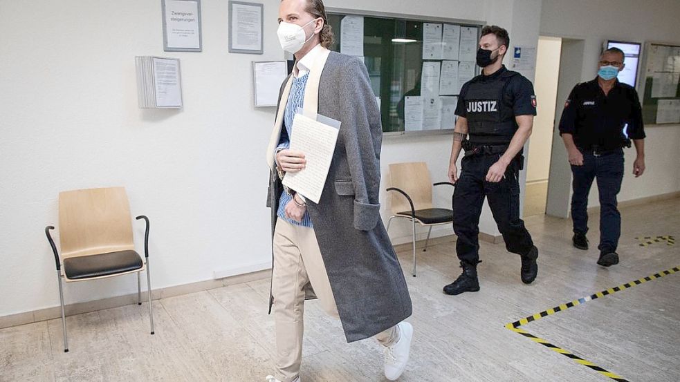 Hendrik Holt vor dem Amtsgericht Meppen. Hier wurde er bereits wegen Betruges verurteilt. Jetzt erging ein Haftbefehl wegen Bestechung eines Botschafters gegen ihn. Foto: David Ebener