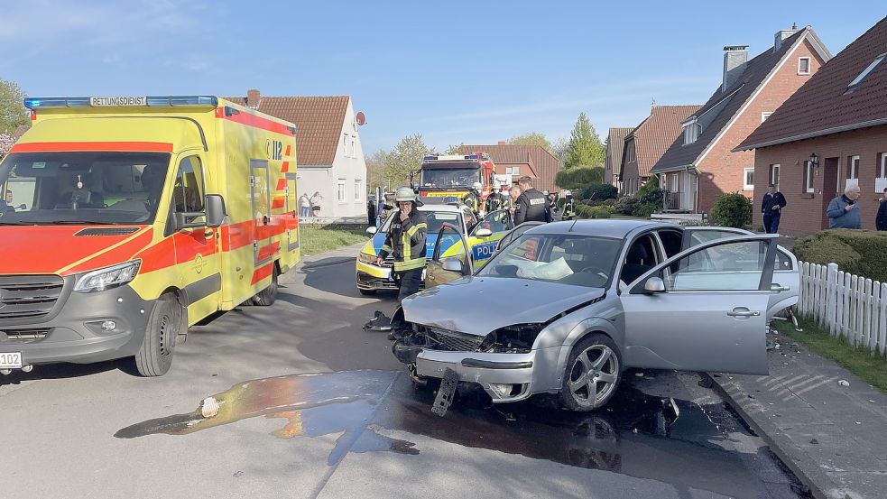 Nach seiner Flucht, die unter anderem durch drei Vorgärten führte, kam der Ford auf der Straße zum Stehen. Fotos: Feuerwehr Norden