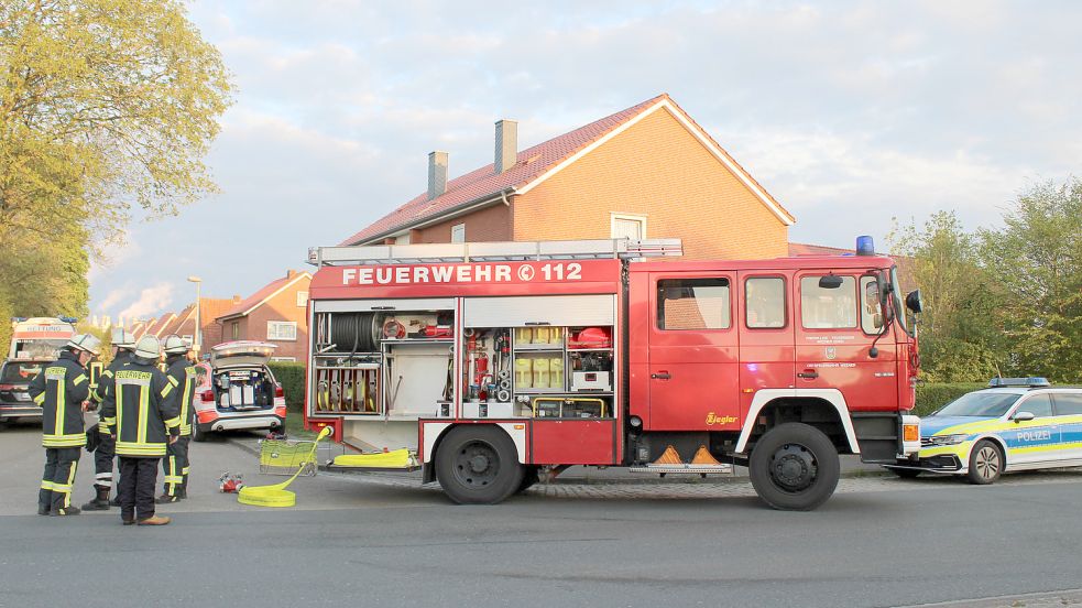 Bei dem Einsatz in Weener wurde unter anderem Rettungskräften und Polizisten übel. Sie wurden anschließend zur Untersuchung ins Krankenhaus gebracht. Foto: Rand/Feuerwehr Weener