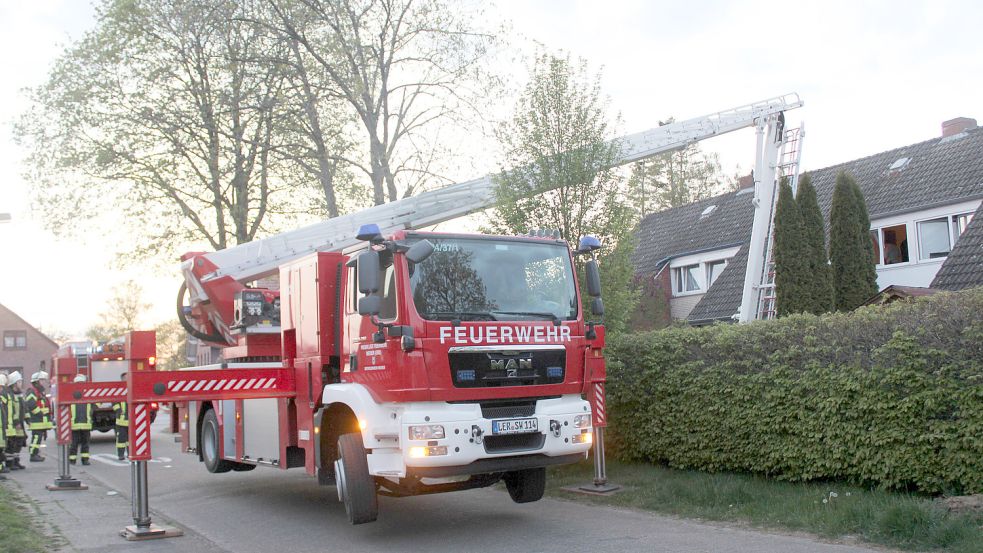 Die Feuerwehr Weener hatte das Haus belüftet und mit Hilfe der Hubrettungsbühne den Schornstein kontrolliert. Foto: Rand/Feuerwehr Weener