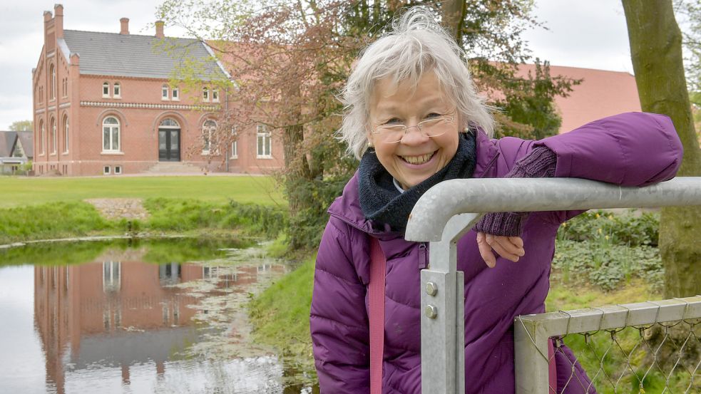 Birgit Knust ist begeistert: Der Gulfhof der Familie Tammen spiegelt sich im Wasser. Genauso hatte es der niederländische Gartenarchitekt im 19. Jahrhundert vorgesehen. Foto: Ortgies
