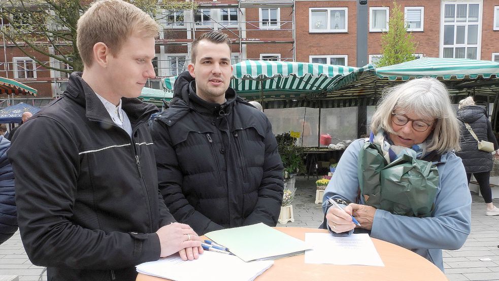Befragung auf dem Emder Wochenmarkt: Philipp Kaiser (links) und Jan Sundag baten auch die Emderin Barbara de Boer darum, Fragen zu Angebot, Qualität und Standort zu beantworten. Foto: F. Doden