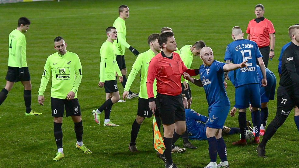 Hitzig war der Pflichtspiel-Jahresauftakt von GW Firrel am vergangenen Wochenende in Wilhelmshaven. Eine von vielen Rudelbildungen geprägte Partie endete 1:1. Nun gastiert Frisia in Leer, Firrel empfängt Werlte. Foto: Steenhoff