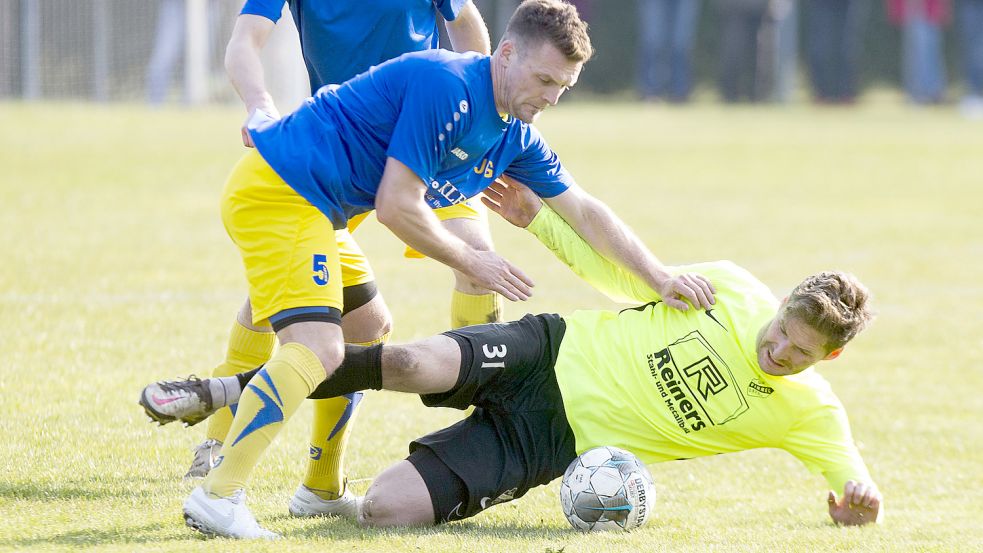 Ein Hauen und Stechen wird es in der Landesliga-Abstiegsrunde geben. Nach derzeitigem Stand steigen sechs der elf Mannschaften ab. Mit Germania Leer (oben Eugen Schneider), GW Firrel (unten Reinhard Grotlüschen) und TuRa 07 Westrhauderfehn sind drei ostfriesische Teams mittendrin. Foto: Doden