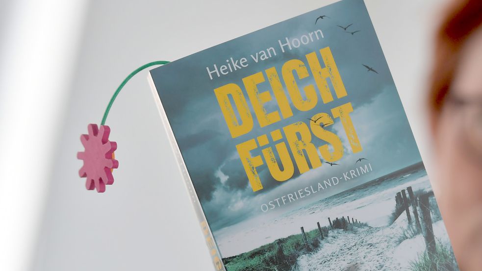 „Der Deichfürst“ ist der erste Kriminalroman von Heike van Hoorn. Foto: Ortgies