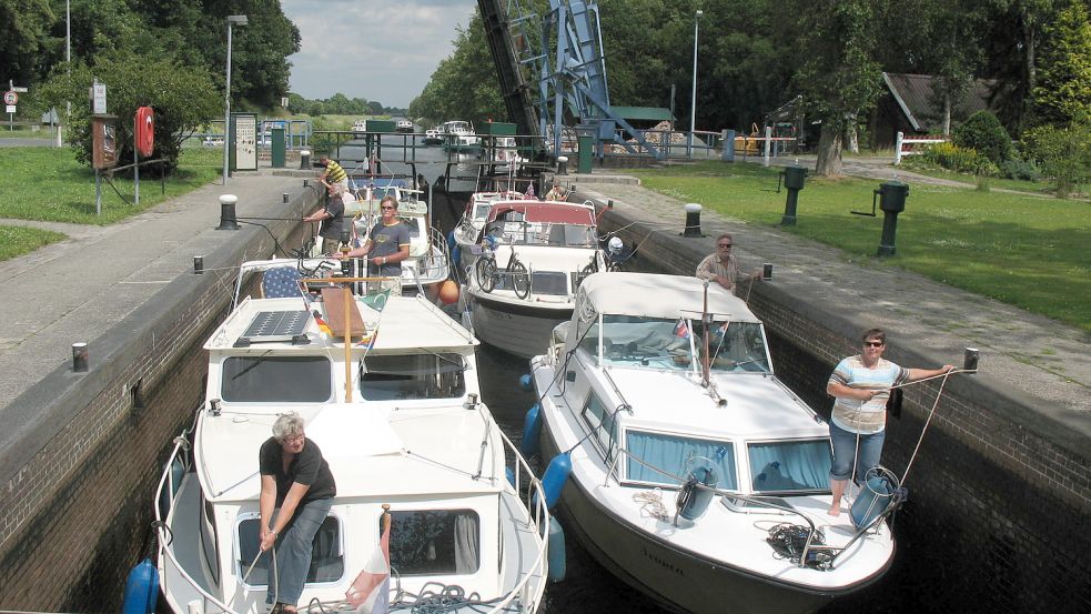Sportboote in der Schleuse in Wiesede auf der Rückreise vom „Wochenende an der Jade“: Schleusungen verbrauchen viel Energie. Deswegen hat der NLWKN die Gebühren angepasst. Foto: NLWKN/Archiv