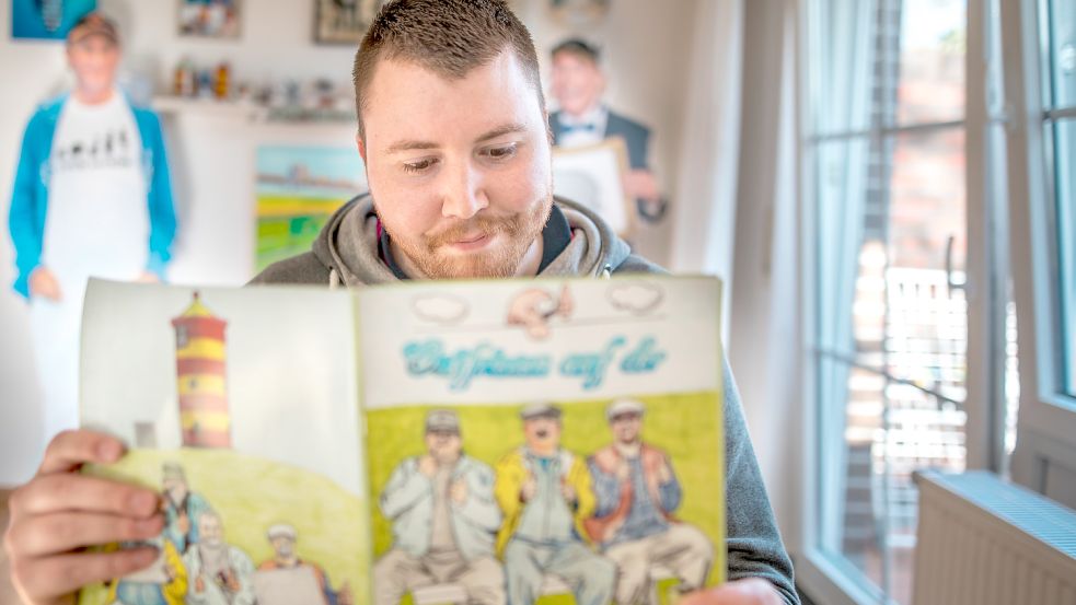 Sven Schetzberg blickt in sein 27-seitiges Comic-Heft „Ostfriesen auf der Bank“. Fotos: Cordsen