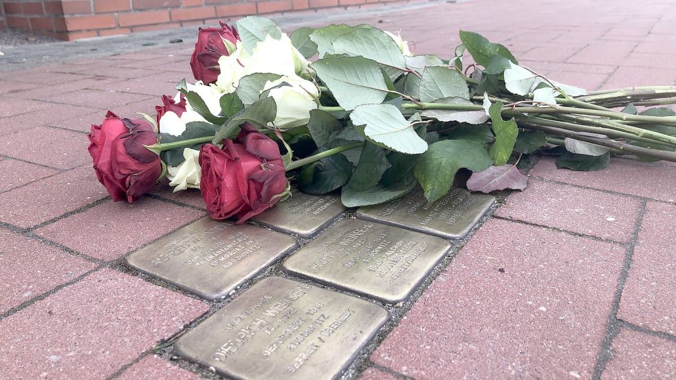In Leer werden im Oktober Stolpersteine verlegt wie diese vor dem Geburtshaus von Albrecht Weinberg in Rhauderfehn. Foto: Brahms