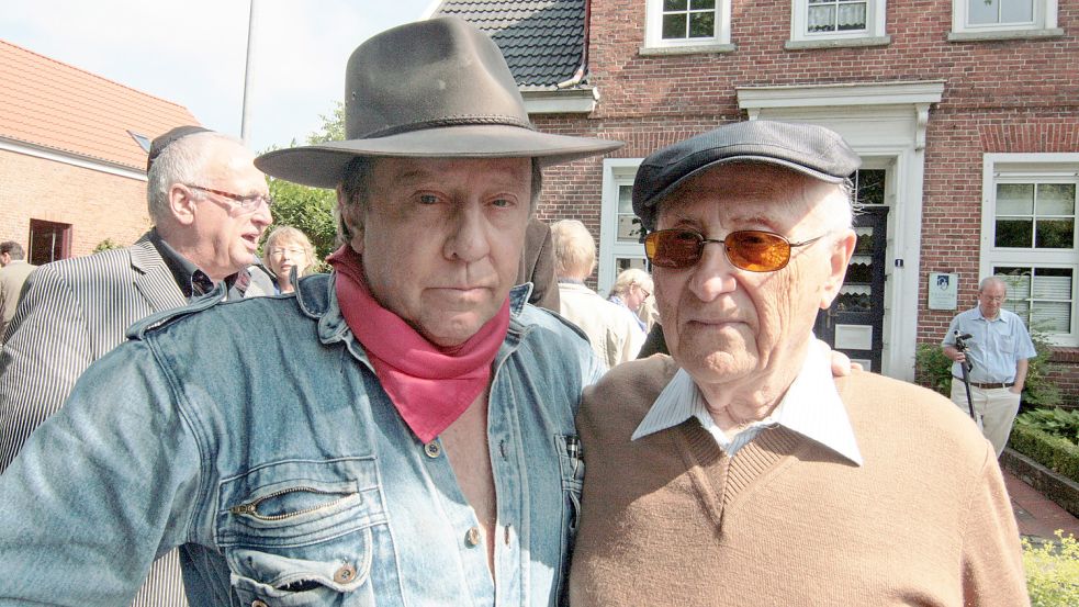 Günter Demnig und Albrecht Weinberg sind sich schon bei der Verlegung von einigen Stolpersteinen begegnet, in Leer allerdings noch nicht. Foto: Brahms