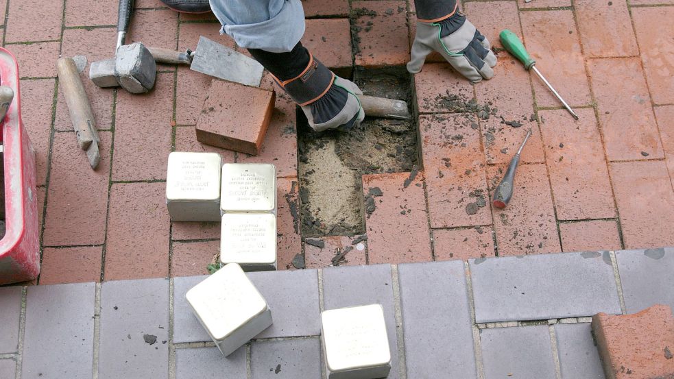 Die Verlegung der Stolpersteine übernimmt immer der Künstler Günter Demnig selber. Foto: Brahms