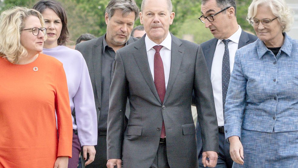 Bundeskanzler Olaf Scholz (SPD) umringt von seinen Kabinettsmitgliedern Foto: Michael Kappeler