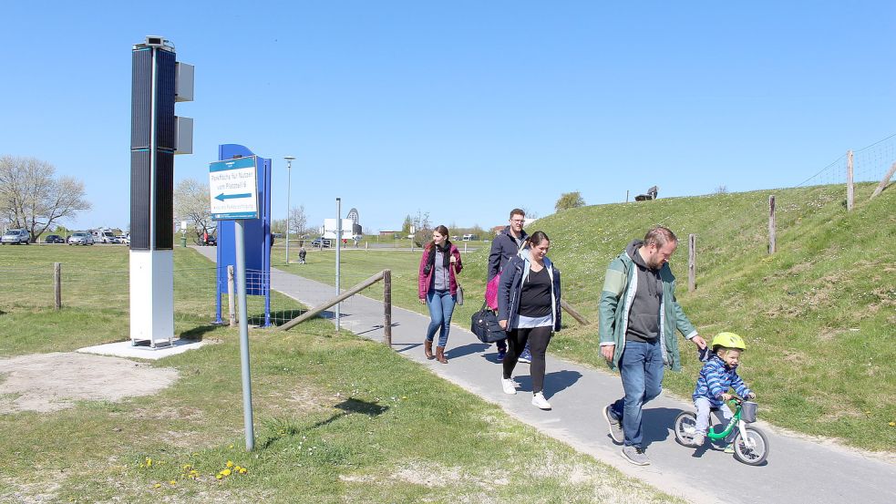 Die Kamera ist die kleine Box oben an der mobilen Stele und zählt die Besucher beim Eingang zum Strand von Schillig. Die Stele ist mit Solarzellen versehen, um die Kamera mit Energie zu versorgen. Das Bild entstand in Schillig. Foto: Oltmanns