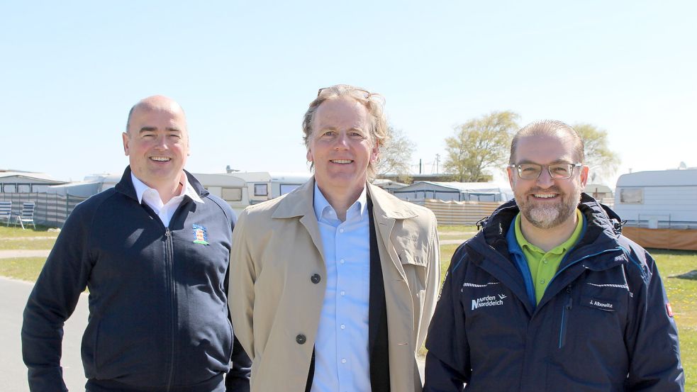 Auch in Ostfriesland haben Orte diese Kameras installiert. Ihre Vertreter waren zur Präsentation nach Schillig gekommen (von links): Wolfgang Lübben von der Touristik GmbH Krummhörn-Greetsiel, Rolf Kopper von der Tourismus GmbH Gemeinde Dornum und Jens Albowitz vom Tourismus-Service Norden-Norddeich. Foto: Oltmanns