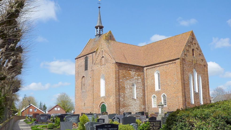 Die Kirche in Stapelmoor gehört zu den ältesten Gebäuden des Ortes. An diesen soll künftig ein Rundweg vorbeiführen. Bild: Archiv