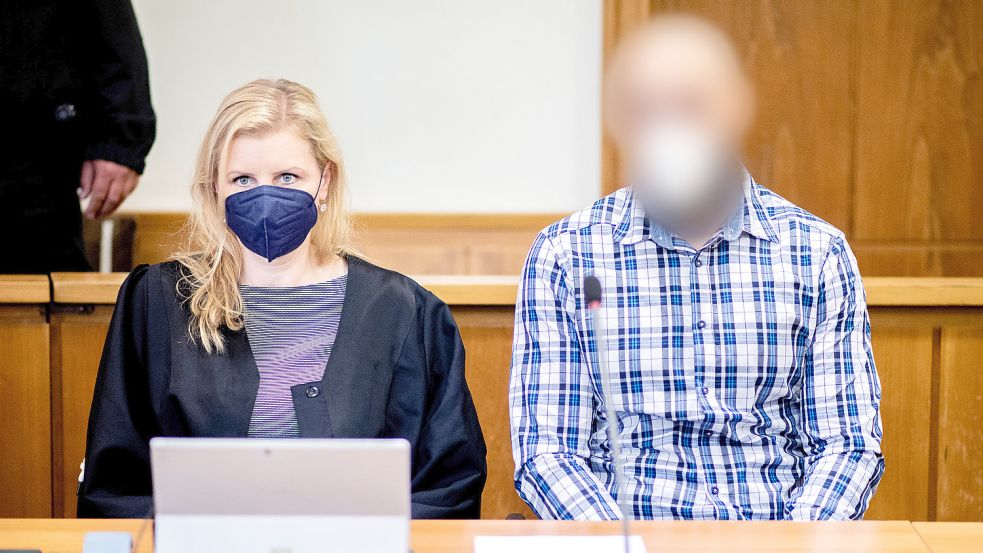 Im Gerichtssaal nahm der Angeklagte neben seiner Verteidigerin Sandra Baumann Platz. Foto: Dittrich/DPA