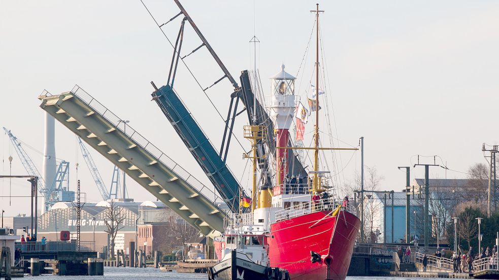 Die Eisenbahnbrücke über den Emder Binnenhafen soll bald wieder hochgeklappt werden können. Nicht nur für die Organisatoren der bevorstehenden Matjestage sind das gute Nachrichten. Foto: Archiv/DPA