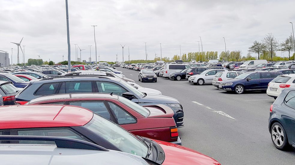Zum Schichtwechsel in der Mittagszeit wird es regelmäßig eng auf den Parkplätzen am VW-Werk. Foto: Privat