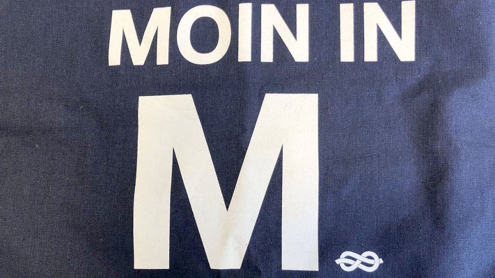 Weiß auf blau: So findet man das M. unter anderem auf Stofftaschen, die auch an Touristen ausgegeben werden. Foto: H. Müller