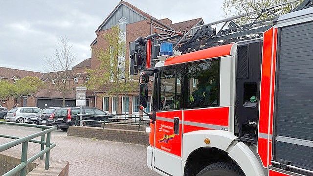 Die Feuerwehr rückte am Mittwochmittag zu einem Einsatz am Studentenwohnheim der Hochschule Emden/Leer aus. Auslöser war eine vergessene Pfanne. Foto: Tomé