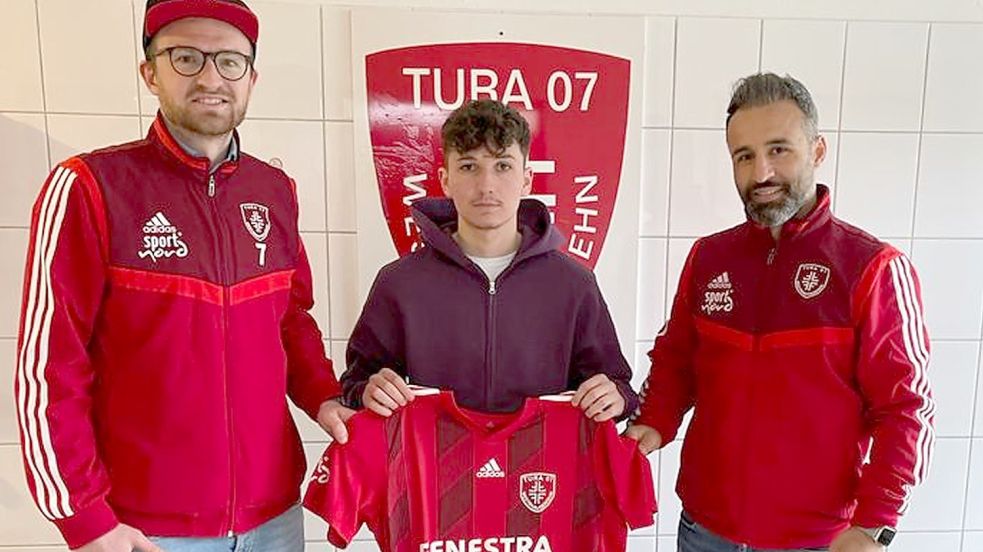 Das künftige Trainerteam von TuRa Westrhauderfehn, Marcel Hinz (links) und Erhan Colak (rechts) freut sich, dass sich Diamant Dreshaj dem Verein im Sommer anschließen wird. Foto: Privat