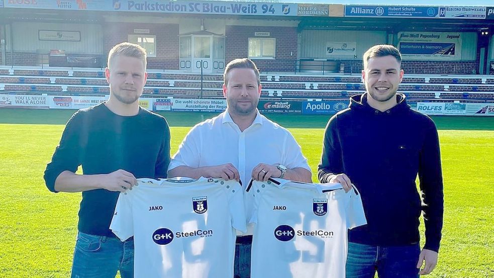 Lukas Koets (links) und Eike Begemann (rechts) tragen künftig das Trikot von BW Papenburg – sehr zur Freude von Sportwart Jakob Krause-Heiber. Foto: Privat