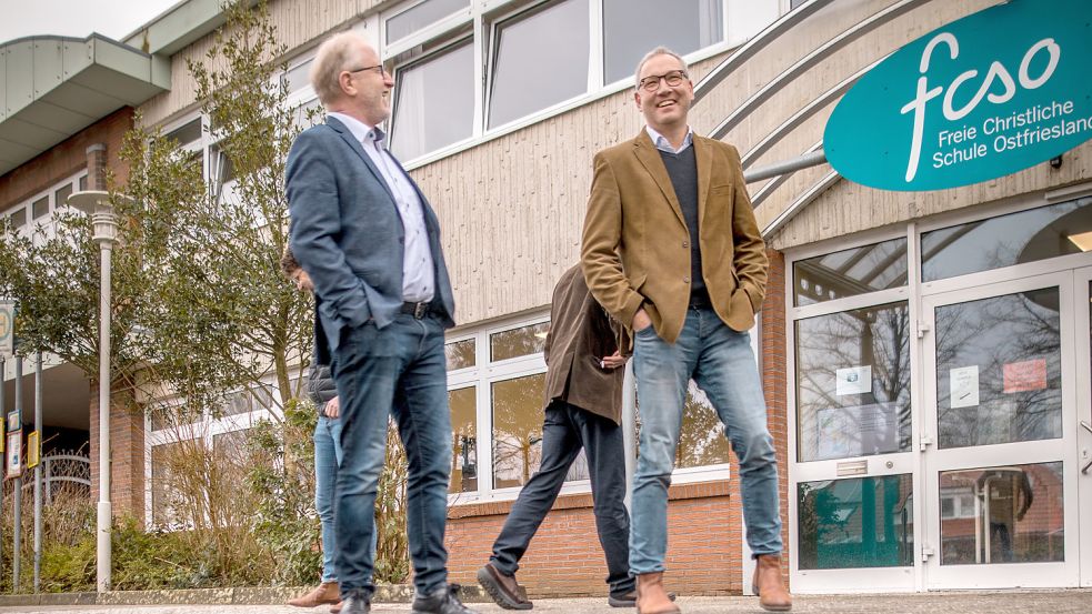 Auf nach Moordorf: Im Februar zeigten sich Vorstandssprecher Konrad Huismann (links) und Schulleiter Christian Hunsmann zuversichtlich, dass es mit der Ansiedlung einer Zweigstelle der Freien Christlichen Schule Ostfriesland in Südbrookmerland klappt. Foto: Archiv/Cordsen