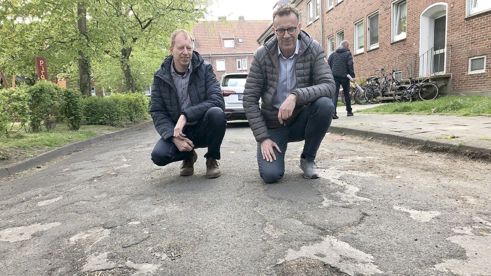 Sie machten sich ein Bild vom Zustand des Schnedermannplatzes: Wolfgang Fecht (links) vom Bau- und Entsorgungsbetrieb der Stadt und Hinrich Post von der städtischen Verkehrsbehörde. Foto: H. Müller
