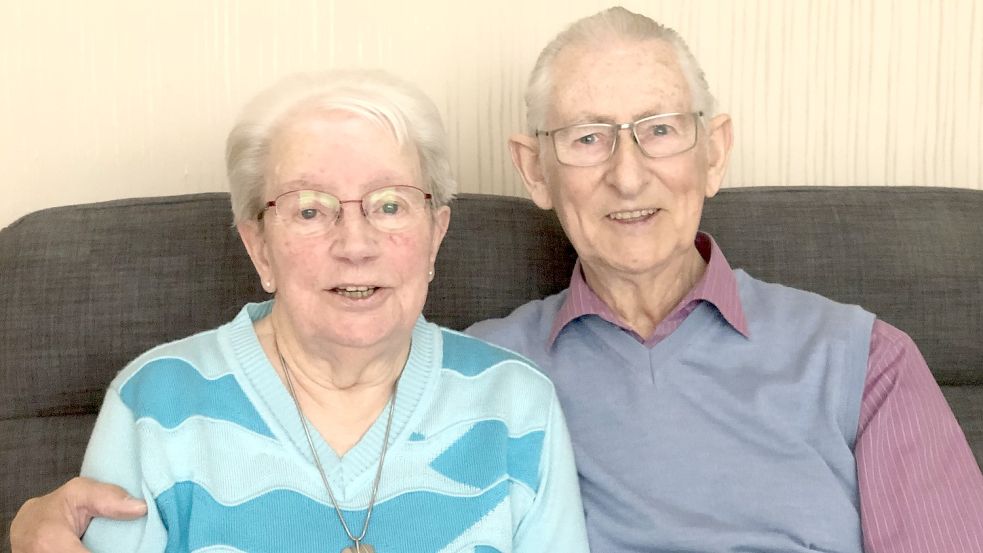 Seit mehr als 60 Jahren vereint: Gertrude und Hermann Dirksen feiern an diesem Donnerstag in Emden ihre diamantene Hochzeit. Foto: H. Müller