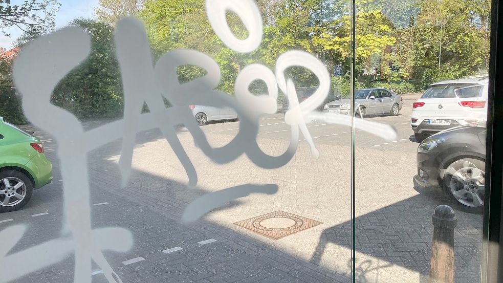Der neue Fahrradunterstand am Ostersteg wurde bereits beschmiert. Foto: Kierstein