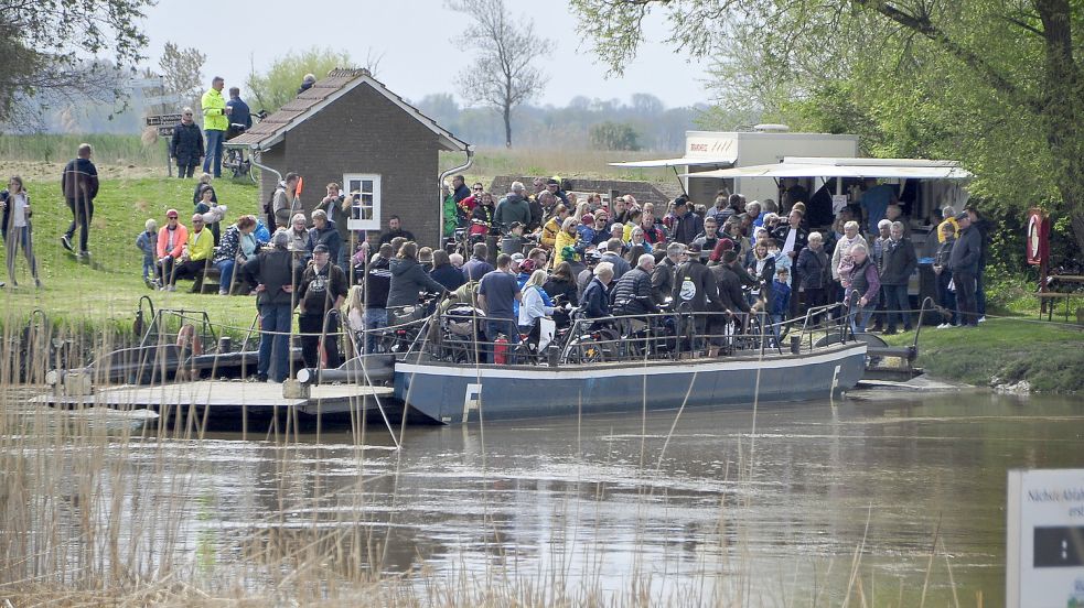 Schwer beladen wechselte die Pünte am 1. Mai immer wieder von einem Ufer zum anderen. Die Fahrt am Eröffnungstag ist für viele eine schöne Tradition. Foto: Wolters