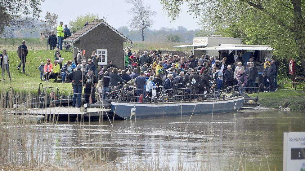 Schwer beladen wechselte die Pünte am 1. Mai immer wieder von einem Ufer zum anderen. Die Fahrt am Eröffnungstag ist für viele eine schöne Tradition. Foto: Wolters